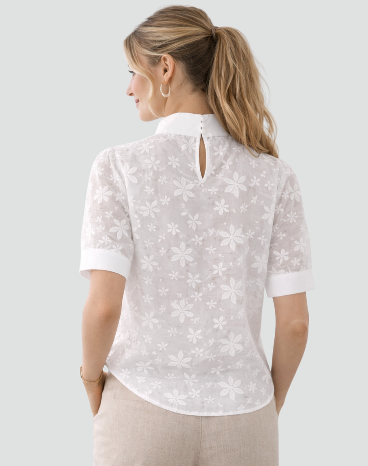 Lichte Dames Blouse Met Korte Mouwen En Hoge Hals